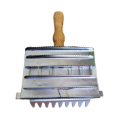 Скребница металлическая крупнозубчатая с деревянной ручкой и гребнем