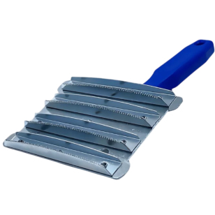 Скребница металлическая мелкозубчатая с пластиковой ручкой