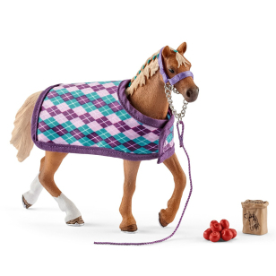 Английская чистокровная лошадь с попоной Английская чистокровная лошадь с попоной